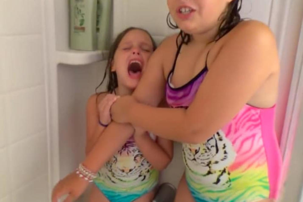 Zarađuje pare NA JUTJUBU PREKO ĆERKI! Tera ih DA SE SKIDAJU I URINIRAJU JEDNA PO DRUGOJ i to nije sve! (VIDEO)