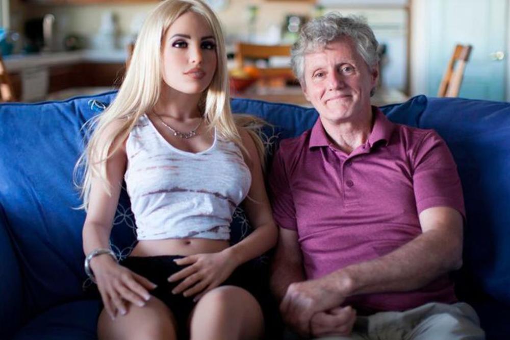 MOJOJ ŽENI NE SMETA: Vodim ljubav sa ovom predivnom lutkom plavušom 4 PUTA NEDELJNO! (VIDEO)