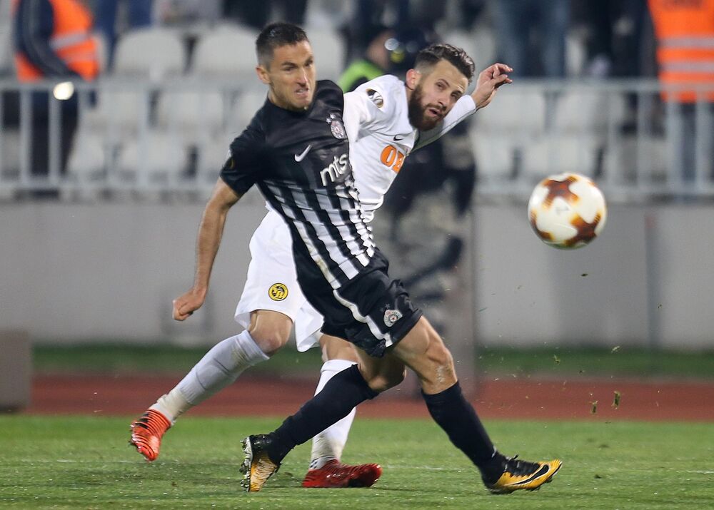 Miralem Sulejmani u duelu sa Miroslavom Vulićevićem na meču Partizan - Jang Bojs u Ligi Evrope