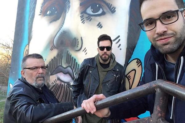 VELIKI POŠTOVALAC UMETNOSTI! Raduljica posetio svoj mural u Beogradu, a onda se i sam uhvatio spreja! (FOTO)