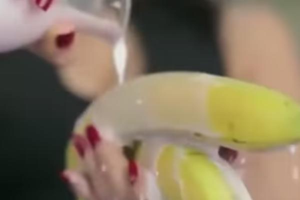 SUGESTIVNO JELA BANANU: Egipatska pevačica uhapšena zbog širenja nemorala! (VIDEO)