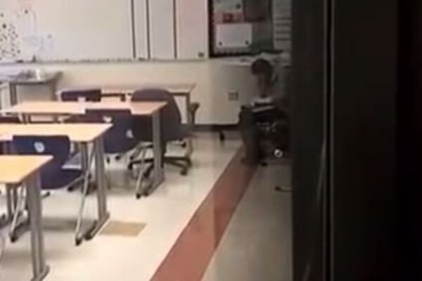 IZVUKLA 3 LINIJE I UDRI! Nastavnica pred učenicima ŠMRKALA KOKAIN, sve su snimili a onda HAOS! (VIDEO)