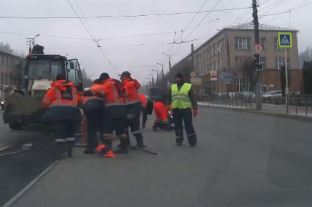 LETELE PESNICE, LOPATE, KRAMPOVI: Tuča radnika putarskog preduzeća NASRED ULICE! (VIDEO)