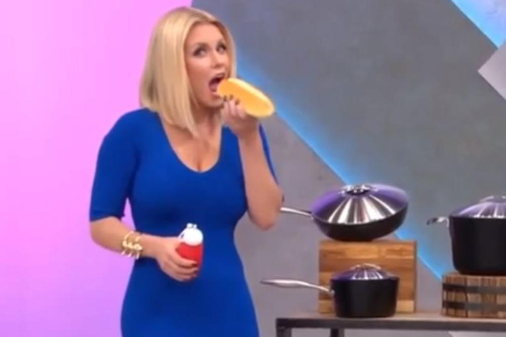 Manekenka ZAMALO DA SE UDAVI kad je stavila u usta OGROMNI HOT DOG! (VIDEO)