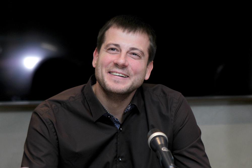 Lalat prezadovoljan: Dobro je ovo, ne može mnogo da se namešta!