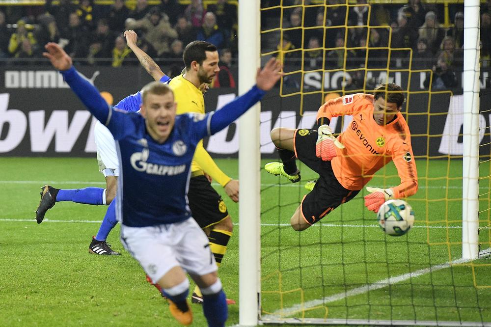 ŠOU U BUNDESU: Šalke 04 do 4:4 za poluvreme u derbiju Rura! Bajern pao u Menhengladbahu uz projektil Vidala! (FOTO) (VIDEO)
