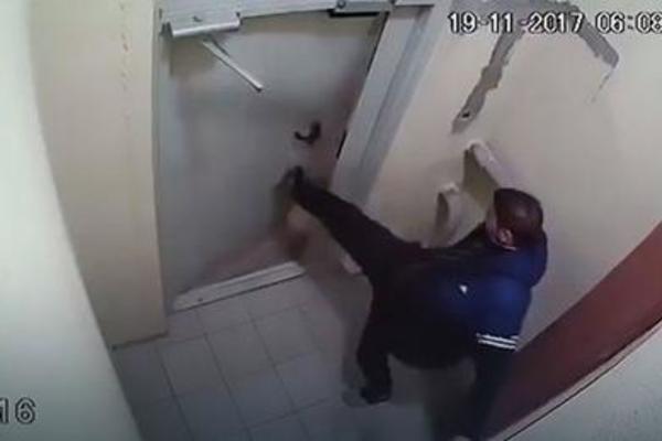 UMIRANJE OD SMEHA, A DA LI MOŽETE DA POGODITE: Koliko vremena je trebalo pijanom Rusu da izađe kroz vrata? (VIDEO)