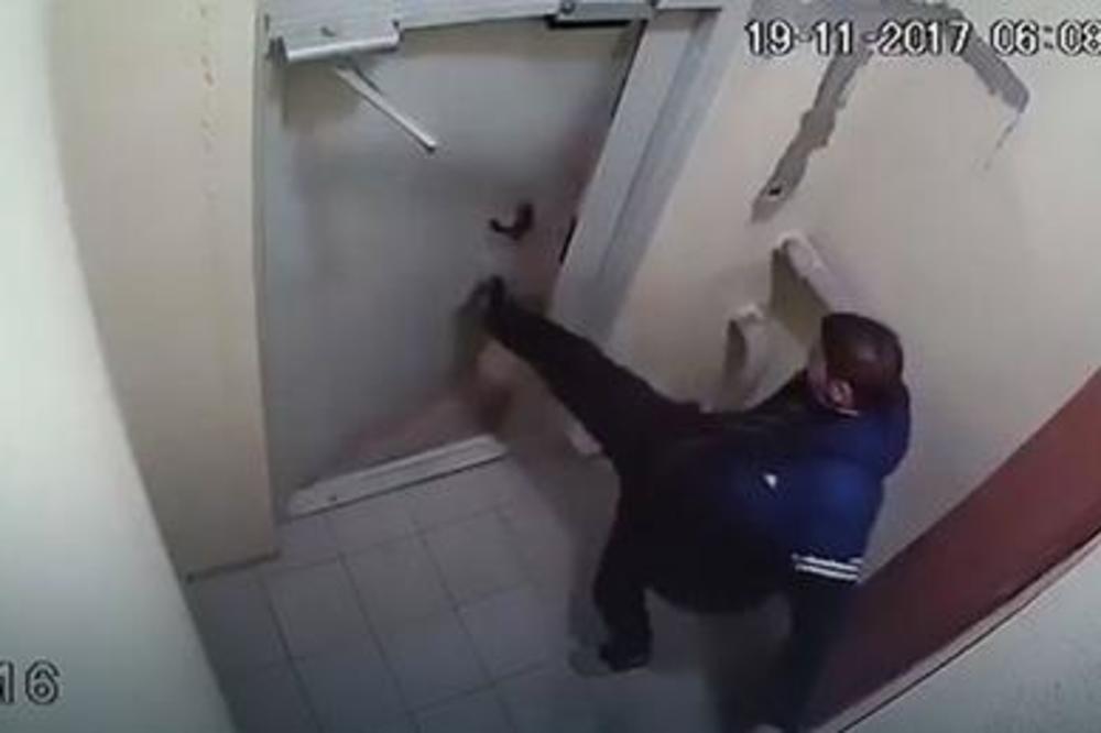 UMIRANJE OD SMEHA, A DA LI MOŽETE DA POGODITE: Koliko vremena je trebalo pijanom Rusu da izađe kroz vrata? (VIDEO)