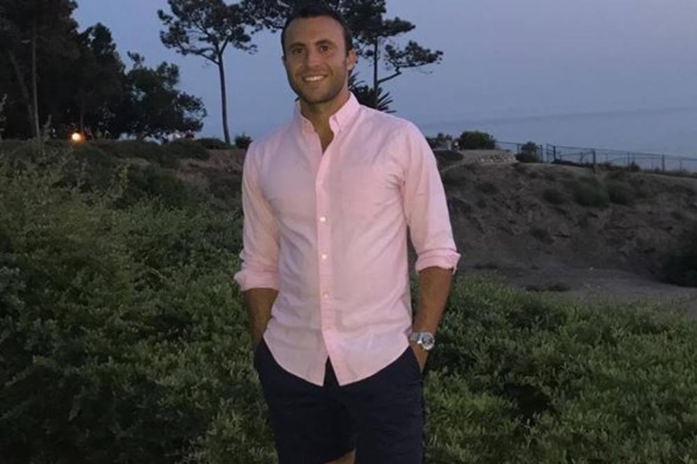 KO MU NAĐE DEVOJKU, DOBIJA 8.000 EVRA! Zgodni direktor raspisao konkurs, a EVO KOJI SU USLOVI!