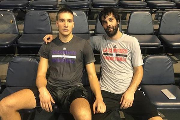 KONAČNO SE SRELI: Bogdan krišom snimao Tea na treningu oporavka u Sakramentu! Šta li mu je rekao pa se ovaj zacenio od smeha?! (FOTO)