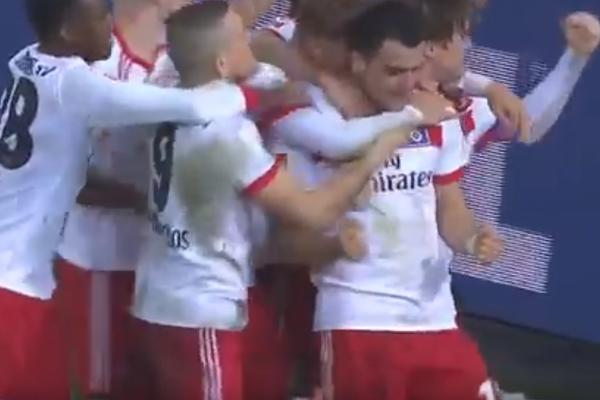 FILIIIIIIP KOSTIIIIIIIĆ! Slobodnjak je bio toliko daleko da golman nije ni postavio zid, a onda BUUUUUUM! Keln ponovo poražen! (VIDEO)