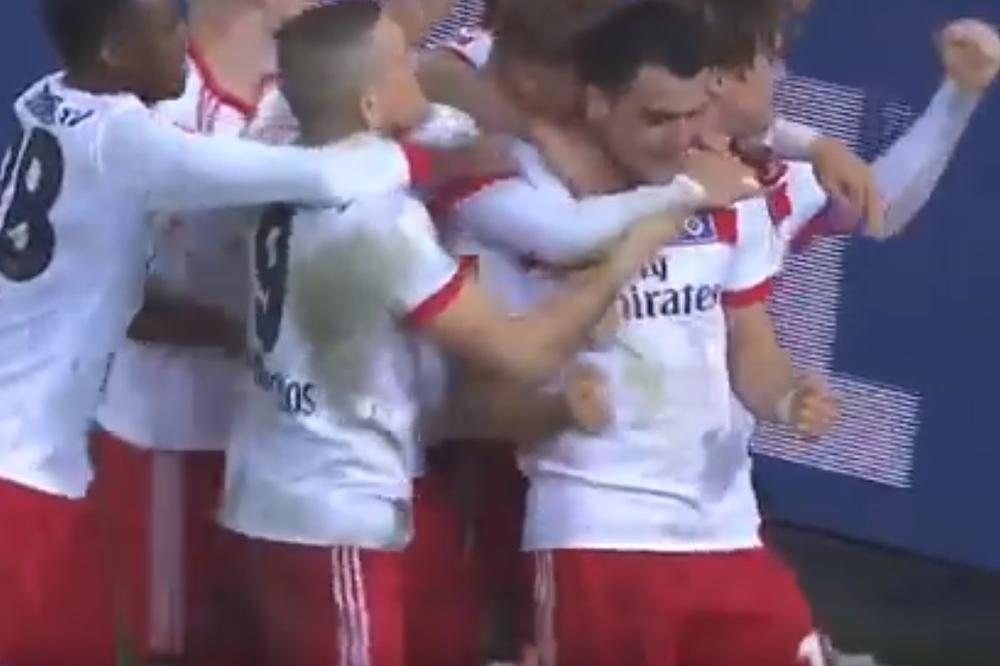 FILIIIIIIP KOSTIIIIIIIĆ! Slobodnjak je bio toliko daleko da golman nije ni postavio zid, a onda BUUUUUUM! Keln ponovo poražen! (VIDEO)