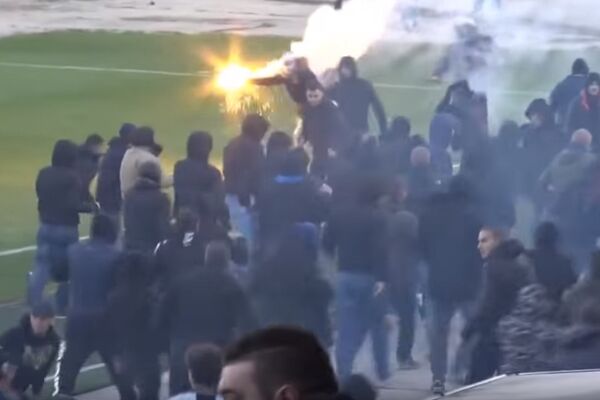 ULETELI ČAK I IGRAČI! Grobarska braća napravila haos na derbiju, tuča na terenu trajala do iznemoglosti! (VIDEO)