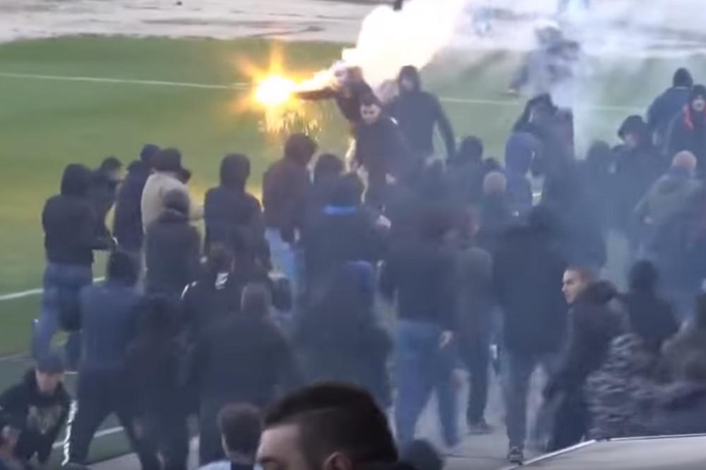 ULETELI ČAK I IGRAČI! Grobarska braća napravila haos na derbiju, tuča na terenu trajala do iznemoglosti! (VIDEO)