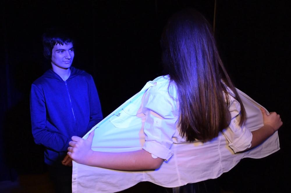 U KANDŽAMA PEDOFILA, PLAVI KIT I UNIŠTENJE: Program edukativnih pozorišnih predstava za tinejdžere (VIDEO)