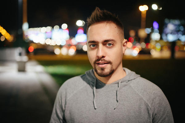 OSVOJIĆE VAS HARIZMOM I GLASOM: Igor Simić najavljuje prvi album, a svi ga znate kao najvećeg šmekera klupske scene (VIDEO)