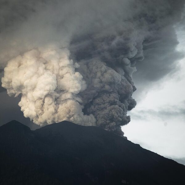 Proradio vulkan u Indoneziji, izbacivao oblake pepela visoke preko 5 km! Nivo uzbune podignut na najviši (VIDEO)