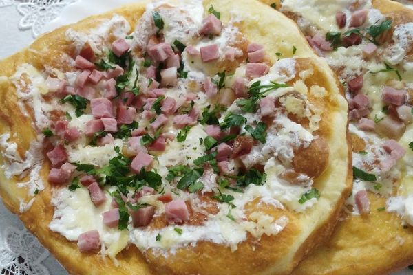 Sigurno ga još niste probali, a odlepićete koliko je dobar! Mađarski langoš na bakin način! (RECEPT) (VIDEO)