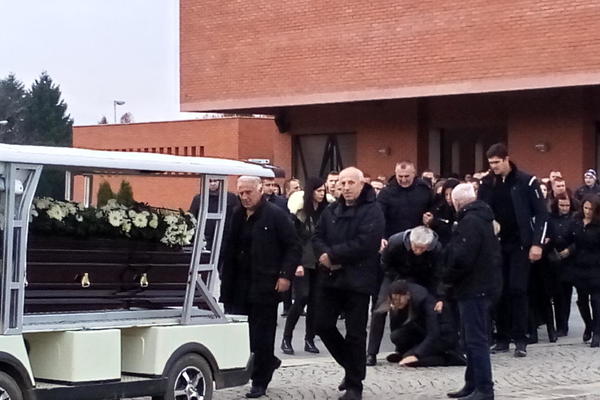 ZA NJEGA KAŽU DA JE BIO NOVI KNELE! Sahranjen Marko Markuš, supruga Jelena od bola padala na kolena!