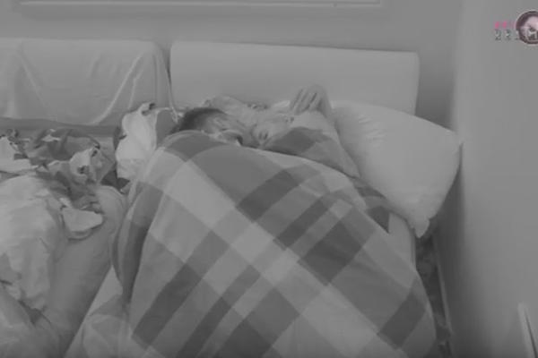 ČIM SE VRATIO U ZADRUGU BACIO SE NA SARU: Vojke i pevačica se prepustili STRASTIMA i celu noć glasno UZDISALI (VIDEO)