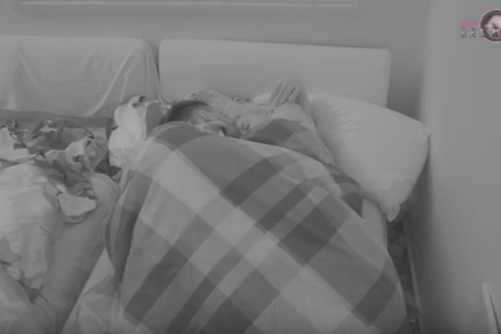 ČIM SE VRATIO U ZADRUGU BACIO SE NA SARU: Vojke i pevačica se prepustili STRASTIMA i celu noć glasno UZDISALI (VIDEO)