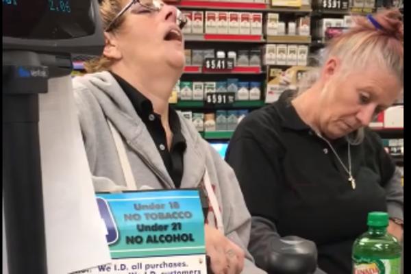 ZASPALE STOJEĆI: Ove dve KASIRKE su bile toliko DROGIRANE da su jedva stajale na nogama! (VIDEO)