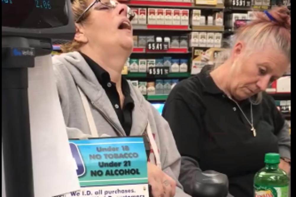 ZASPALE STOJEĆI: Ove dve KASIRKE su bile toliko DROGIRANE da su jedva stajale na nogama! (VIDEO)