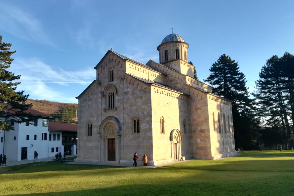 ŠTO SE VIŠE ODLAZI NA KOSOVO VEĆE SU ŠANSE DA SAČUVAMO NAŠE MANASTIRE! VISOKE DEČANE je za vikend posetilo HILJADE LJUDI, a ovo je bio povod!