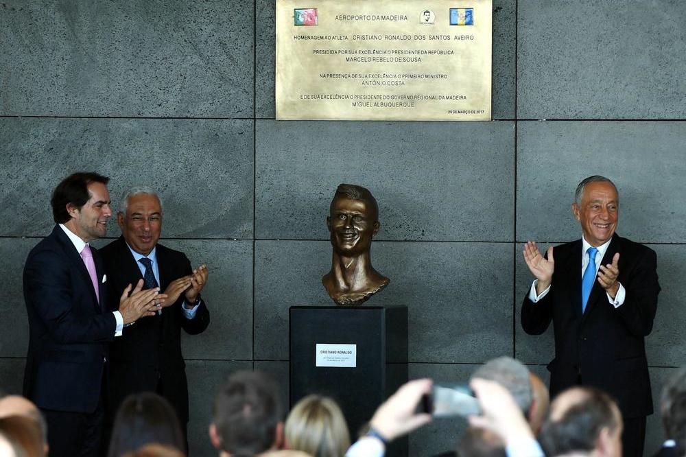 Odvratna bista Kristijana Ronalda otišla u prošlost! (FOTO)