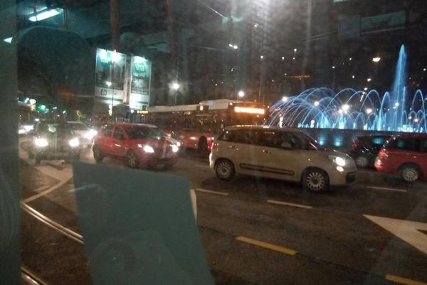 UDES NA SLAVIJI! Autobus se zakucao u automobil, VOZAČ PUTNICIMA NE DA DA IZAĐU NAPOLJE! (FOTO)