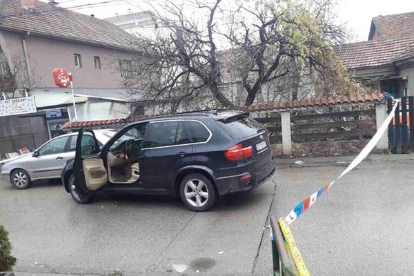IZBODEN MUŠKARAC U NIŠU! Jutros su ga našli krvavog u ovim kolima! (FOTO)