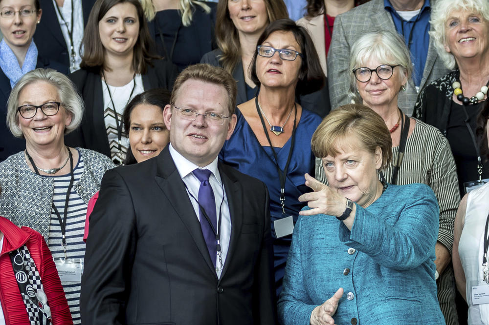 IZBODEN U VRAT ZBOG MIGRANATA: Nemački gradonačelnik u kritičnom stanju!