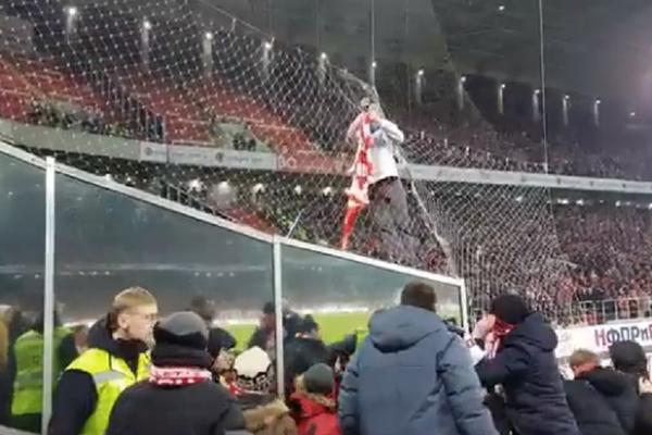 KOLIKO LUD MORAŠ DA BUDEŠ DA URADIŠ OVO?! Došao je ispred Spartakovih navijača i zapalio im obeležja, pa izvadio polni organ i mlatarao?! (VIDEO)