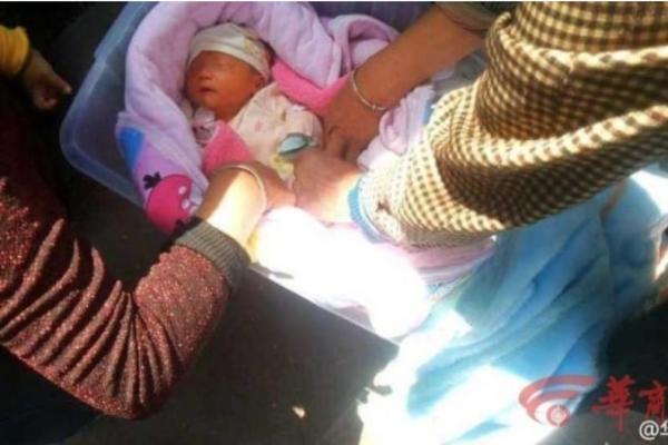 U PLASTIČNOJ KUTIJI PRONAŠLA JE BEBU: Ono što je zatim uradila ostavilo je sve BEZ TEKSTA! (FOTO)