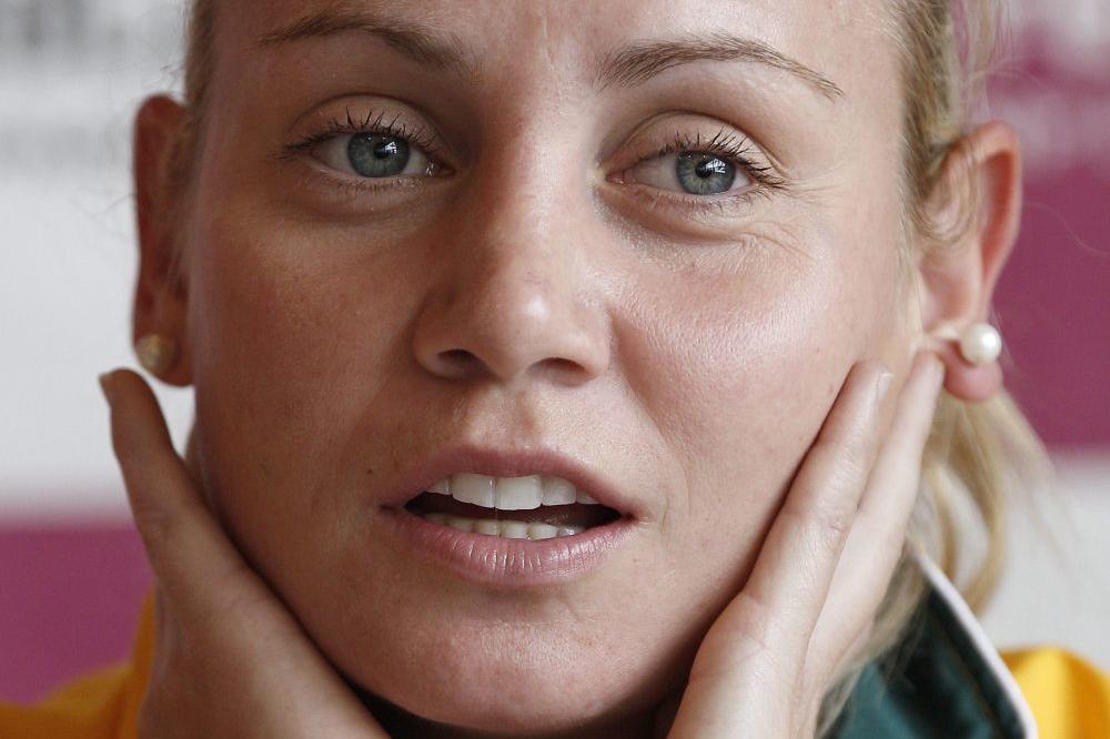 JELENA DOKIĆ ZAVIJENA U CRNO I SUZAMA! TUGA SE USELILA U DOM: "Počivaj u miru moj lepi dečače"!