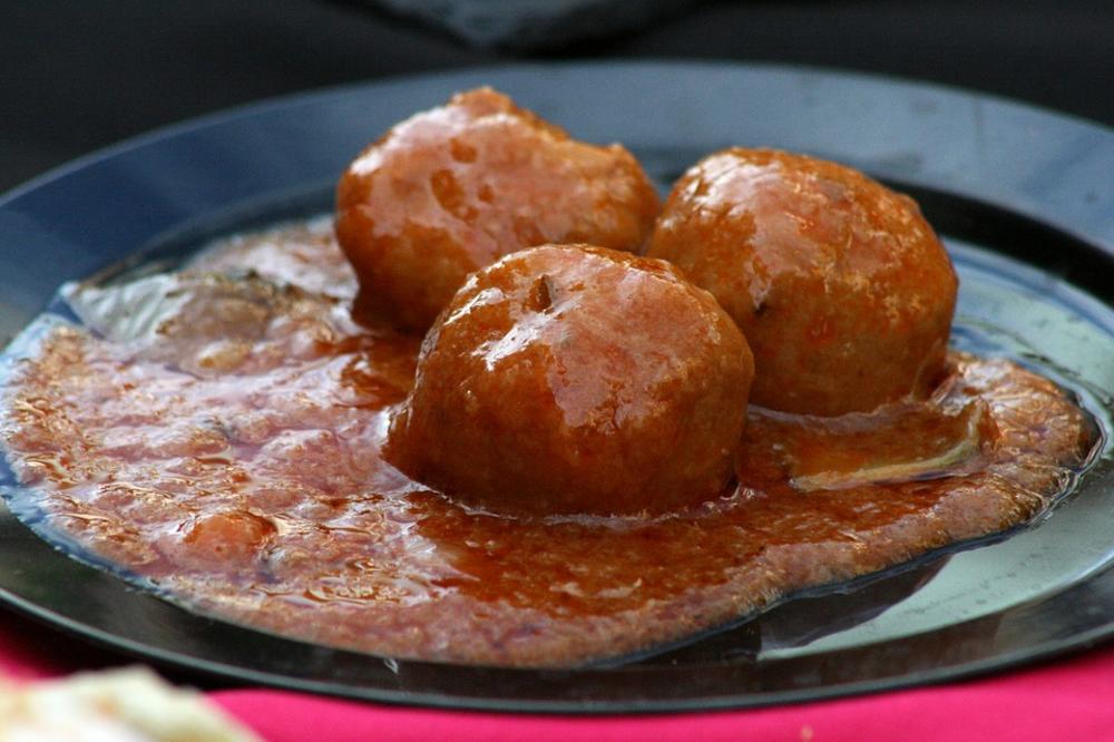 Ma kakve pljeskavice i ćevapi! Bakine ćuftice u paradajzu sosu su sve što vam treba na stolu (RECEPT) (VIDEO)