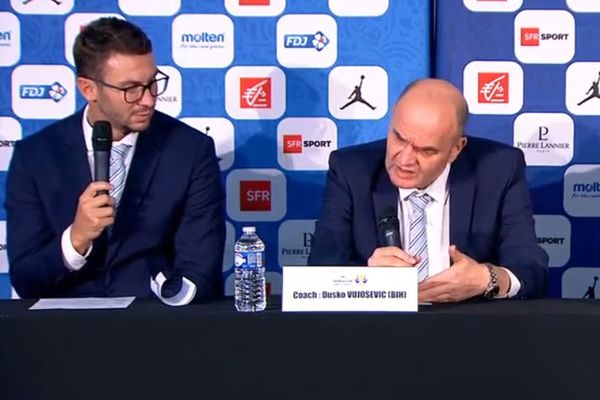 PREVODI ONO ŠTO PRIČAM! Sećate se kako je Žoc napao prevodioca?! E sada je Vujošević planuo zato što mu je izvrtao reči! (VIDEO)