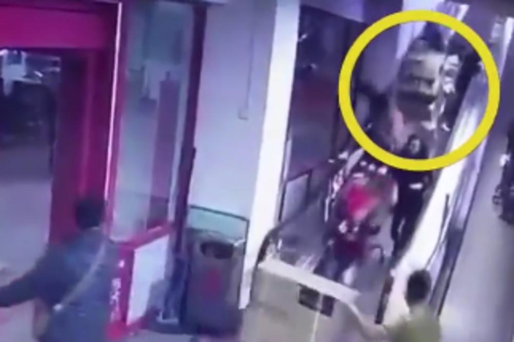 SILAZILI SU NIZ POKRETNE STEPENICE, A ZATIM SU IH ZATRPALE KUTIJE: Pogledajte haotičnu nezgodu u robnoj kući! (VIDEO)