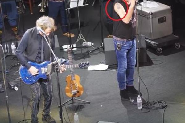TIFA ŠOKIRAO BOSANCE TETOVAŽOM: Legendarni pevač ima istetoviran GRB SRBIJE na ramenu i TO NIJE SVE!