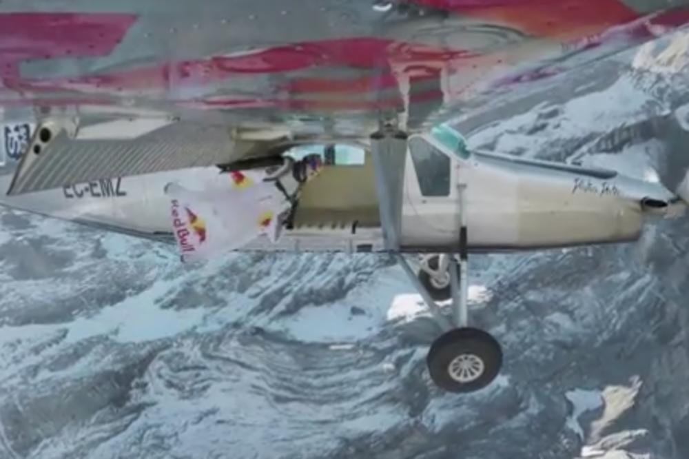 BEZ PADOBRANA BACILI SU SE SA VRHA PLANINE I SKOČILI U AVION U POKRETU: Pogledajte suludu akciju ova dva mladića! (VIDEO)