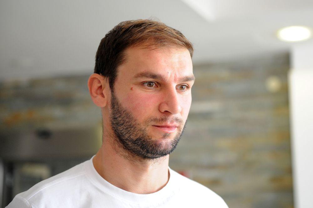 Bane Ivanović menja posao? Srpski reprezentativac odlučio da raznosi pice! (FOTO)