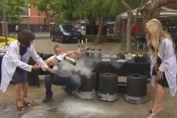 ZAMALO DA IZGUBI RUKU: Voditeljka uživo pratila opasan eksperiment, a onda se desilo nešto ZASTRAŠUJUĆE! (VIDEO)