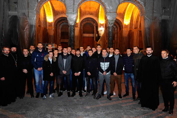 Fudbaleri Crvene zvezde u Hramu Svetog Save! Lep gest crveno-belih i molitva pred duel sa Kelnom! (FOTO) (VIDEO)