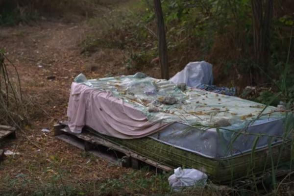 OVAJ MONSTRUOZNI PUT LJUBAVI VODI NA PRLJAVE DUŠEKE NA KOM SE DEVOJKE PRODAJU: Plaćaju im 600 dinara za seks bez kondoma, ko odbije bude pretučen!