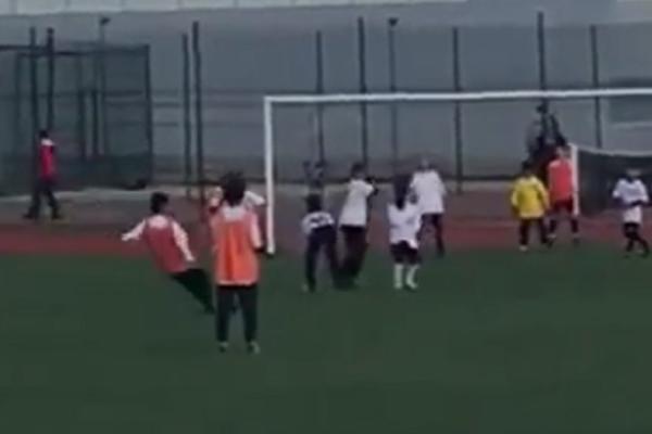 AKO OVAKO NASTAVI BIĆE I BOLJI OD OCA: Da vidite samo kako igra Kristijano Junior, tata je PONOSAN! (VIDEO)