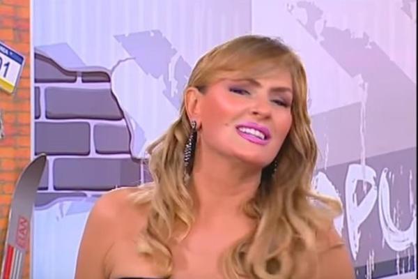 MUMIFICIRALA SE: Sneki se vratila na scenu i izgleda KAO DA IMA 20 GODINA! Duge noge,  grudi i osmeh od milion dolara i dalje su tu! (FOTO)