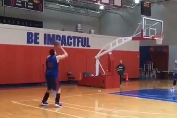 BOBAN "SNAJPER" MARJANOVIĆ: Cepa trojke kao da je Bogdan, ali džaba mu kad je trener Detroita slep kod očiju! (VIDEO)