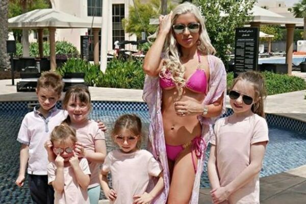 DA LI MOŽETE DA POVERUJETE DA ONA IMA PETORO DECE? Ova mama je prava BOMBA!