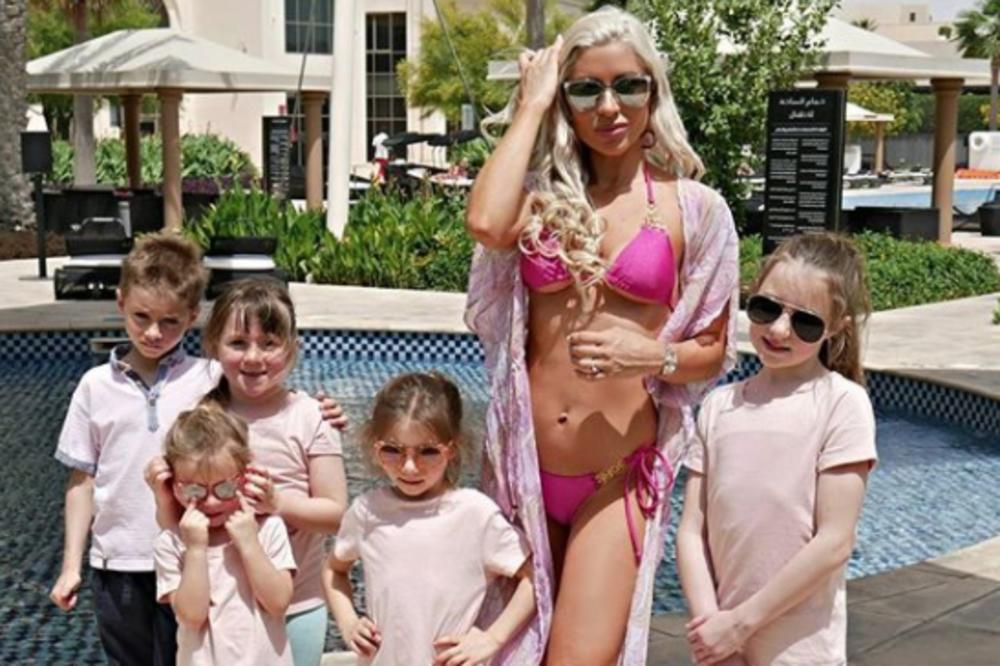 DA LI MOŽETE DA POVERUJETE DA ONA IMA PETORO DECE? Ova mama je prava BOMBA!