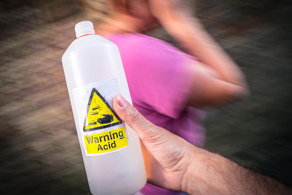 JEZIVA OSVETA: Srbin polio bivšu devojku KISELINOM na sred ulice u BEČU!